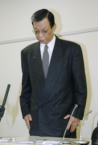 柔道暴力問題で辞任が決まり、記者会見で頭を下げる全日本柔道連盟の吉村和郎強化担当理事