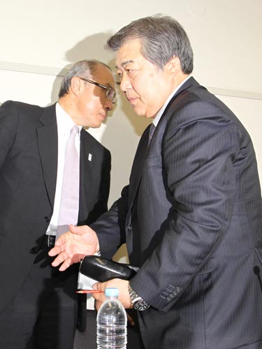会見を終え退席する全柔連・上村会長（右）。左は小野沢専務理事