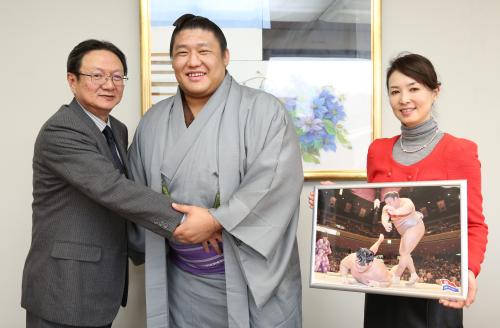スポーツニッポン新聞社を訪れた貴ノ岩（中央）とガッチリ組み合う森戸社長。右は貴乃花親方夫人の景子さん