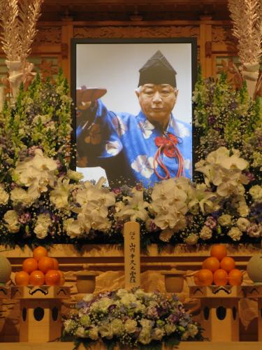 九州場所の遺影が飾られた１月２９日に亡くなった三役格行司・木村正直の山内幸久さんの祭壇