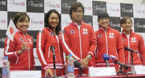 女子テニスのフェド杯のロシア戦を前に、記者会見で笑顔を見せるクルム伊達公子（左から２人目）ら日本代表