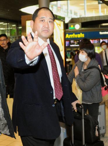 パリのシャルル・ドゴール空港に到着し、報道陣に対応する全日本柔道連盟の斉藤仁強化委員長