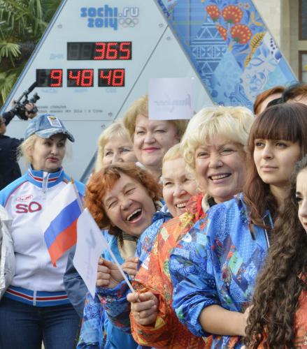 冬季五輪開幕まで１年となり、カウントダウンボードの前で笑顔を見せるロシア・ソチ市民ら