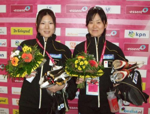 女子１５００メートルＢクラスで１位となった穂積雅子（左）と３位となった田畑真紀