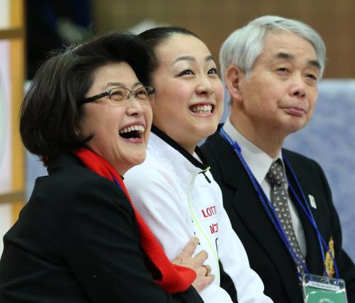 高得点に笑顔を見せる、浅田真央と佐藤コーチ夫妻