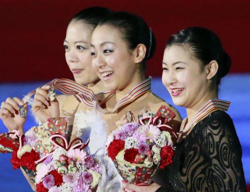 表彰式でメダルを手に笑顔を見せる（左から）２位の鈴木明子、優勝した浅田真央、３位の村上佳菜子