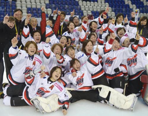 アイスホッケー女子のソチ冬季五輪最終予選で、デンマークを破って五輪出場を決め、笑顔で記念写真に納まる日本チーム