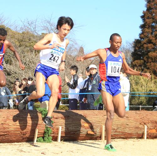 日本体育大・矢野圭吾（左）は青森山田高・ジョン・マイナと競り合いながら丸太を飛び越える