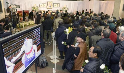元横綱大鵬の納谷幸喜さんの「お別れの会」で、献花に訪れた相撲ファン