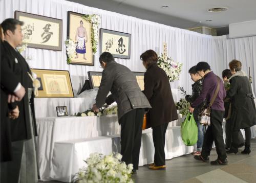 元横綱大鵬の納谷幸喜さんの「お別れの会」で、献花する相撲ファン。左端は大嶽親方