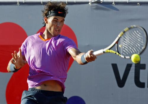 チリ・オープンのシングルス決勝でリターンするラファエル・ナダル