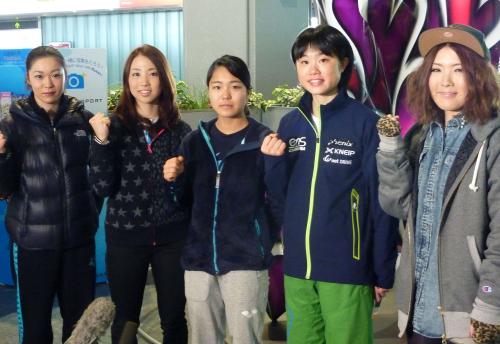 世界選手権出場などのため欧州へ出発するジャンプ女子の（左から）渡瀬あゆみ、平山友梨香、高梨沙羅、伊藤有希、茂野美咲
