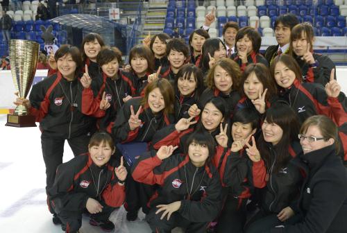ソチ冬季五輪出場を決め、表彰式後に笑顔で記念写真に納まる日本チーム