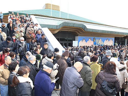 元横綱大鵬の納谷幸喜さんお別れ会に集まった約２５００人のファンは国技館に入りきらずに外周まであふれた