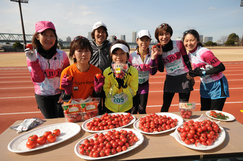 「ハリアーズ」の練習会で好評だったカゴメのトマト。「東京マラソン２０１３」に出場予定の今野昌子さん（前列右）と錦織由美子さん（同左）もニッコリ