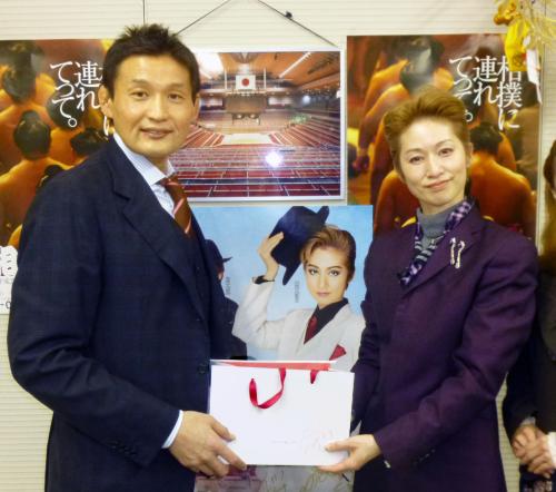 大相撲春場所を前に、ＯＳＫ日本歌劇団のトップスター桜花昇ぼるさん（右）の表敬訪問を受けた貴乃花親方