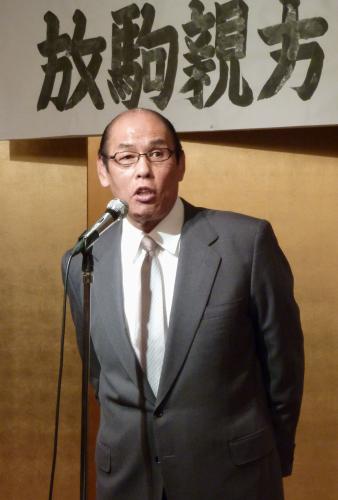 定年を祝う会であいさつする日本相撲協会の放駒前理事長