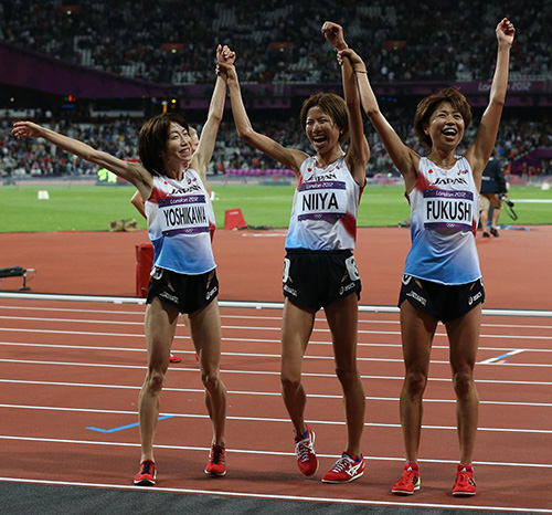 ロンドン五輪陸上女子１００００メートル決勝で、ゴール後笑顔でファンに手を振る吉川美香（左）と、新谷仁美（中央）、福士加代子