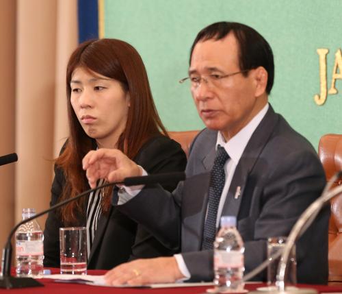 会見で厳しい表情の（左から）吉田、福田会長