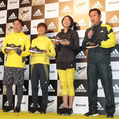 なでしこ・佐々木監督（右）の軽妙なトークに爆笑する（左から）太田雄貴、福士加代子、浅尾美和