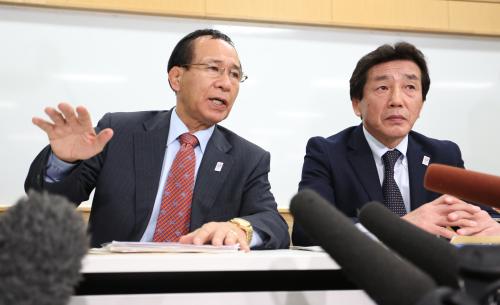 日本レスリング協会ＨＰでの署名活動を始めることを明らかにした福田富昭会長（左）と高田裕司専務理事