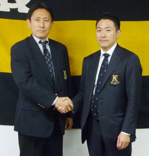 慶大ラグビー部新監督に就任する和田康二氏（右）とＧＭに就く渡瀬裕司氏