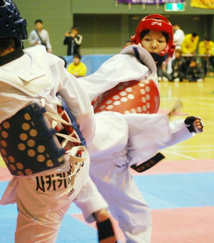 女子57キロ級決勝戦で芹沢香菜（左）を攻める浜田真由
