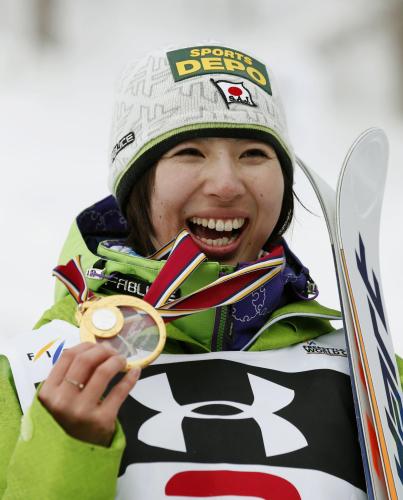 フリースタイルスキー・モーグルのＷ杯第９戦女子デュアルモーグルで初優勝を果たし、メダルを手に笑顔を見せる伊藤みき