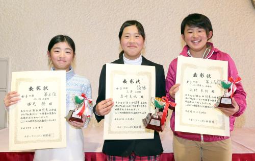 ＜第６回関東小学生ゴルフ大会＞笑顔でカップと賞状を持つ（左から）３位の勝見梓、優勝した岩崎美紀、２位の長野未祈