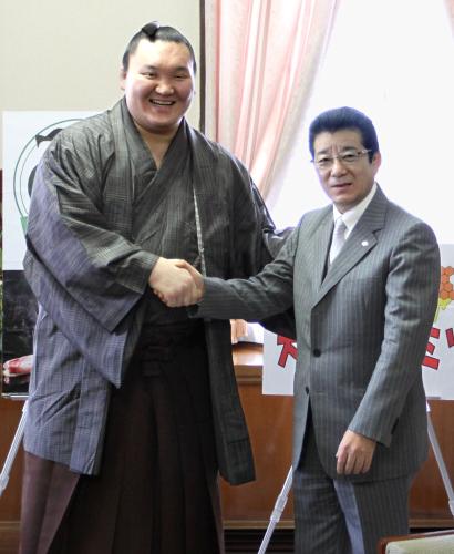 大阪府庁を訪問し松井知事（右）と握手する白鵬