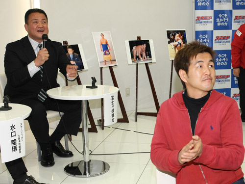 来場した井岡弘樹会長（右）を前に現役時代のビデオを見ながらトークを繰り広げる富士ケ根親方