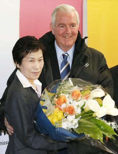 日本バドミントン協会理事の中山紀子さん（左）から花束を受けるＩＯＣ評価委員会のリーディー委員長