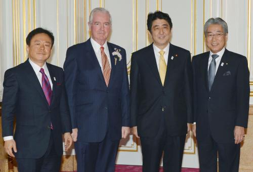 夕食会を前に、記念写真に納まる（左から）東京都の猪瀬直樹知事、ＩＯＣ評価委のクレイグ・リーディー委員長、安倍首相、招致委の竹田恒和理事長