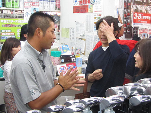 二木ゴルフアメ横本店で１日販売員を務め、一般客の購入の相談に乗る池田勇太（左）