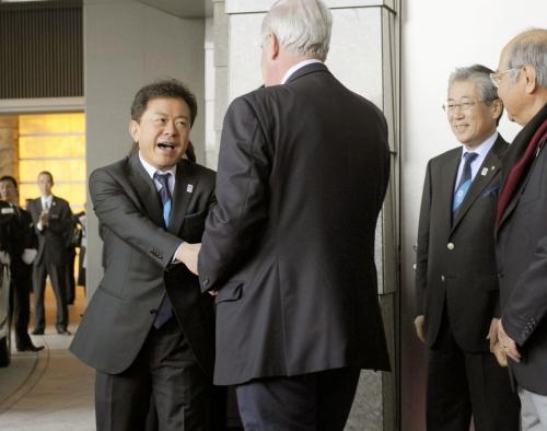ＩＯＣ評価委のクレイグ・リーディー委員長（左から２人目）を笑顔で見送る東京都の猪瀬直樹知事（左端）