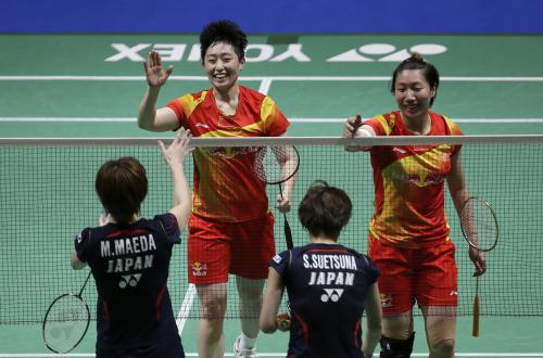 （手前左から）前田、末綱組が第１シードの中国組に敗れる