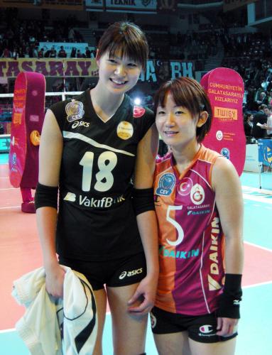 バレーボール女子の欧州チャンピオンズリーグで対戦した木村沙織（左）と佐野優子