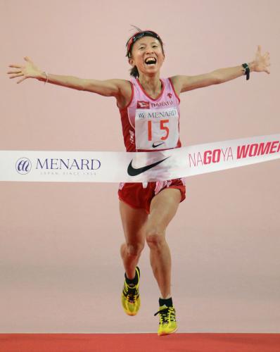 名古屋ウィメンズマラソンでゴールする、２時間23分34秒で優勝した木崎良子