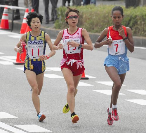 ３５キロ付近で競り合う（左から）野口みずき、木崎良子、ベルハネ・ディババ
