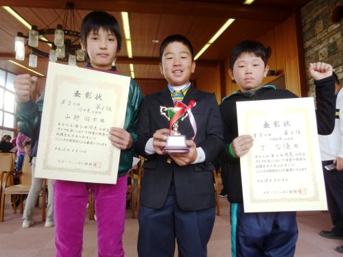 第６回関東小学生ゴルフ大会男子の部優勝の森山友貴（中央）と２位タイの山野国士　（左）、丁志優（右）