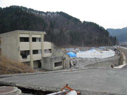 鵜住居地区にあるスタジアム建設予定地。震災前には鵜住居小、釜石東中があった。学校の校舎の取り壊しもほぼ終了し、集積されていたがれきの処理も進んでいる