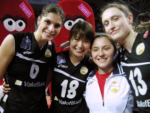 バレーボール女子の欧州チャンピオンズリーグで優勝し、チームメートと喜ぶ木村沙織（左から２人目）
