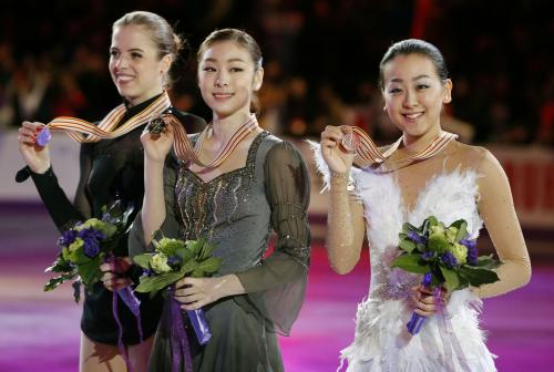 ３位に入り、メダルを手に笑顔を見せる浅田真央（右）。中央は優勝したキム・ヨナ