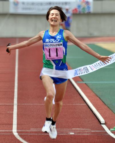 全日本実業団ハーフマラソンで優勝した赤羽有紀子