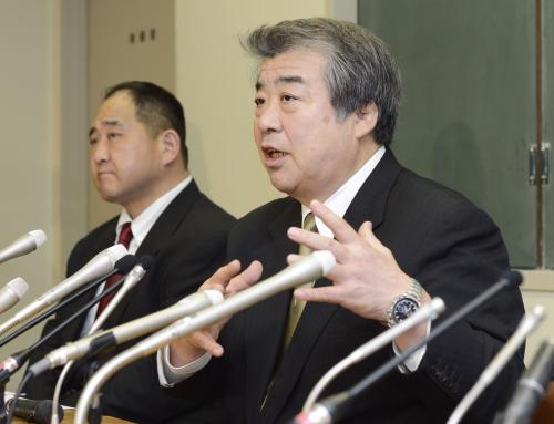記者会見で質問に答える全日本柔道連盟の上村春樹会長。左は斉藤仁強化委員長