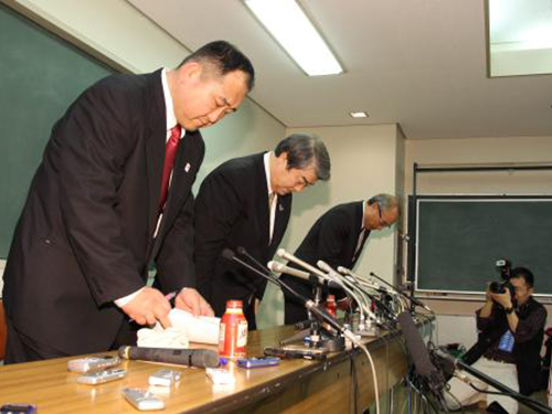 会見を終え報道陣に一礼して退席する（左から）斉藤強化委員長、上村会長、小野沢専務理事