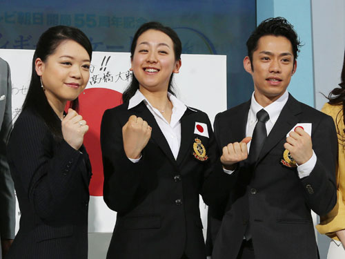 フォトセッションでドヤ顔でガッツポーズする浅田（中央）。左は鈴木、右は高橋