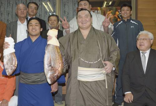 大相撲春場所で24度目の優勝を決め、タイを手に笑顔の横綱白鵬。その左は序の口優勝の石浦