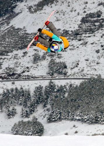 スロープスタイル男子　空中技を披露する角野友基（国際スキー連盟提供・共同）