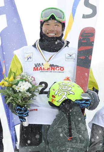 フリースタイルスキーの世界ジュニア選手権、男子ＨＰで優勝し表彰式で笑顔を見せる成田緑夢